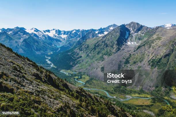 Photo libre de droit de Paysage De Montagne Avec Lac Dans Laltaï Russie banque d'images et plus d'images libres de droit de Arbre - Arbre, Automne, Beauté