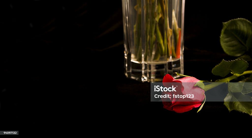 Único rojo ROSA EN UN FLORERO delantera de cristal - Foto de stock de Amor - Sentimiento libre de derechos