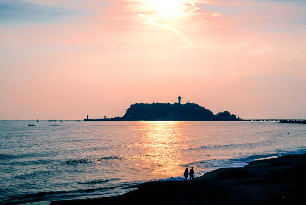 istock Couple on the Shonan coast in Japan 940971862