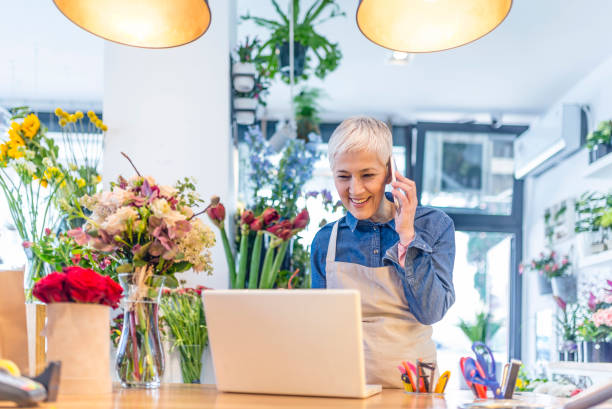 hacer un éxito de sus habilidades - florist telephone flower business fotografías e imágenes de stock