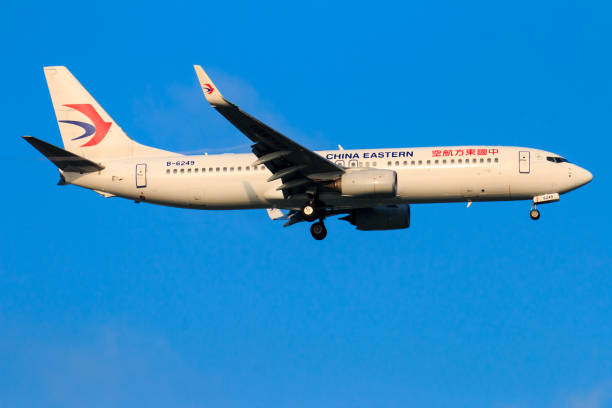 china eastern avion atterrissant à l’aéroport international de chiang mai en journée matin sur septembre 22,2017 en thaïlande chiang mai - china eastern airlines photos et images de collection