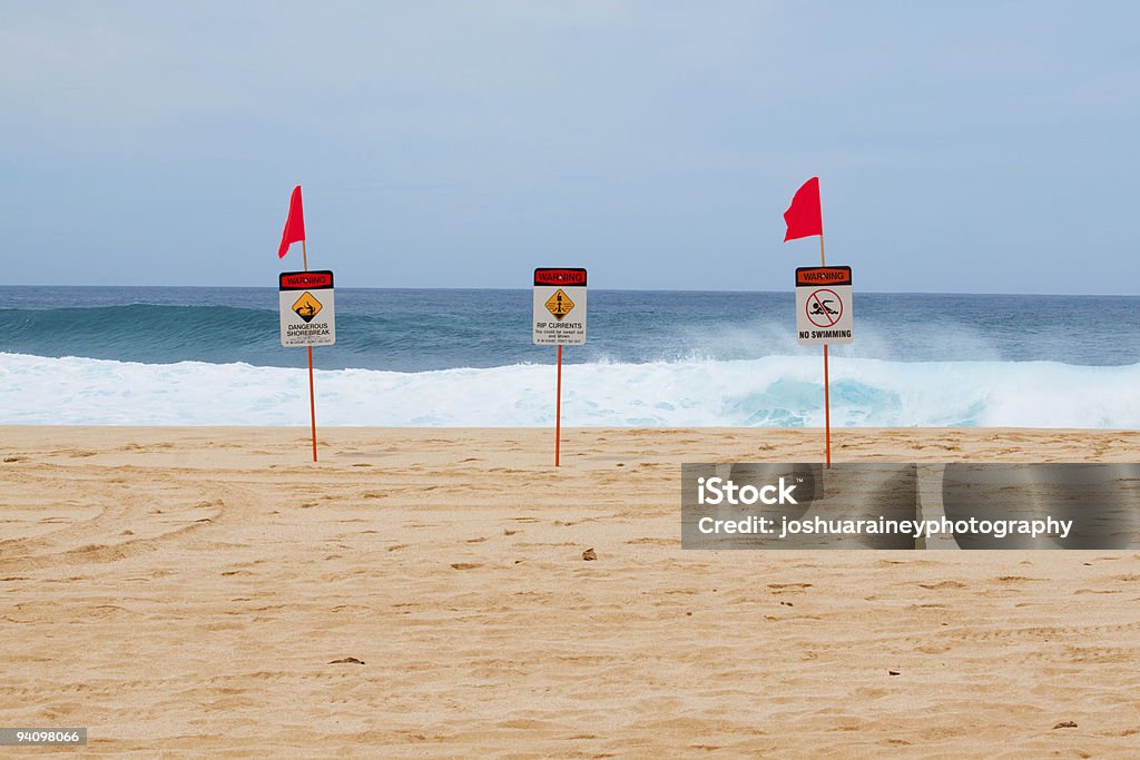 Niebezpieczne Shore Break - Zbiór zdjęć royalty-free (Banzai Pipeline)