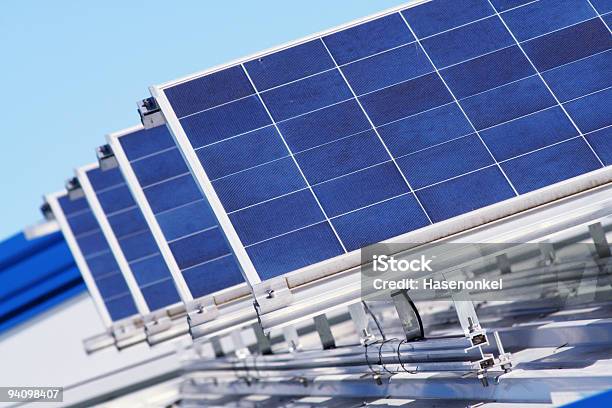 Energia Solare - Fotografie stock e altre immagini di Ambiente - Ambiente, Attrezzatura, Blu