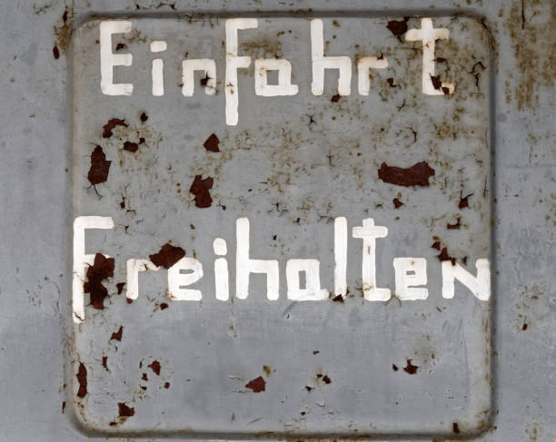 ドイツ銘刻文字「維持入場無料"、あまり塗料とスポットの醜い灰色壁錆を風化古い剥離 - rust free ストックフォトと画像