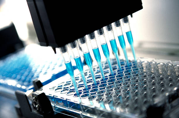 investigação médica e farmacêutica pipeta robótica dispositivo de investigação: - laboratory test tube chemistry biology imagens e fotografias de stock