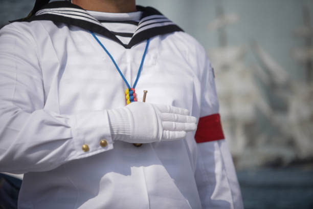 marinaio militare rumeno - saluting sailor armed forces men foto e immagini stock