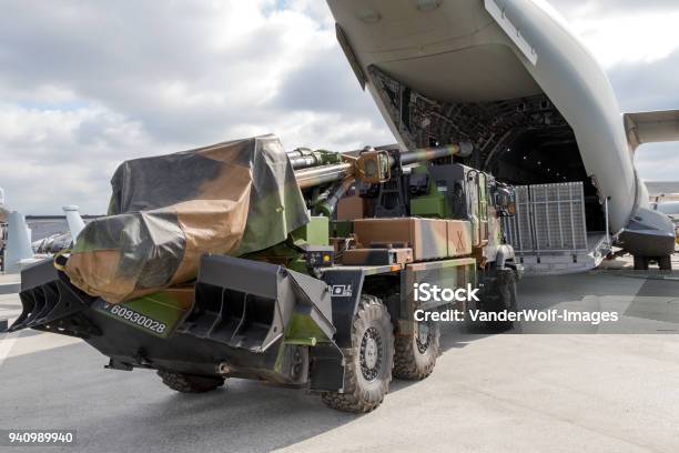 Photo libre de droit de Aviation Militaire banque d'images et plus d'images libres de droit de Armée - Armée, Charger - Activité, Transport aérien