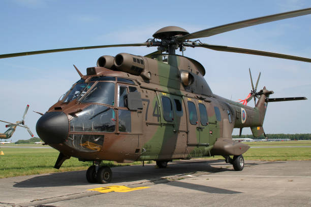 hélicoptère militaire - as532 photos et images de collection