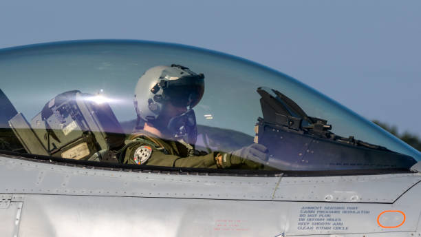 militärische luftfahrt - pilot military air force cockpit stock-fotos und bilder
