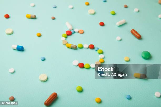 着色された丸薬と緑の背景のカプセルからお金ドルのシンボルです高価な薬と医療保険 - 医薬品のストックフォトや画像を多数ご用意 - 医薬品, 価格, 出費