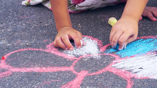 아스팔트에 분필 여 카모마일을 그리는 아이. 거리 예술의 개념입니다. - little girls sidewalk child chalk 뉴스 사진 이미지