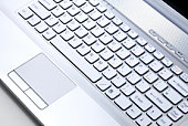 tastatur-eines-notebook-computer-in-silber-metallic.jpg?b=1&s=170x170&k=20&c=B-GDsiF0ff5prsJ9GbsiCLVWveTaHV6rIoR8lzAkmak=