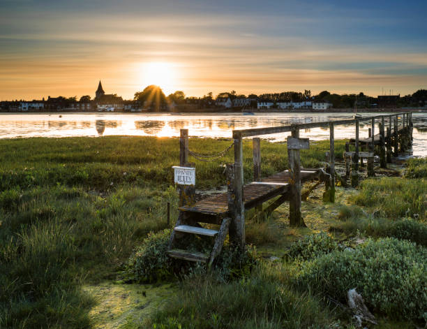 専用桟橋とボーシャム ・ ハーバーの美しい干潮風景です。 - chichester england ストックフォトと画像