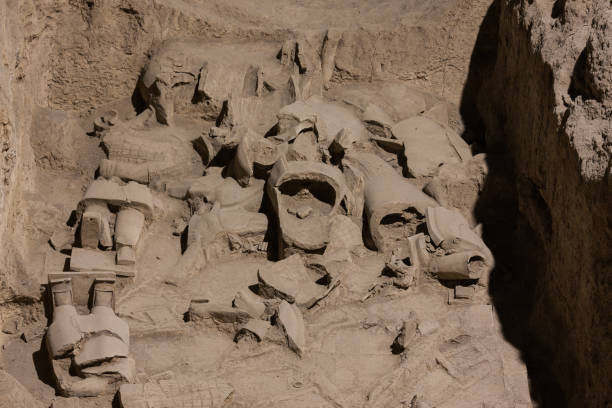 mausoleo qin shi huang di soldati di terracotta rovine rotte della città di xi'an, provincia di shaanxi, cina - xian qin shi huangs tomb international landmark national landmark foto e immagini stock