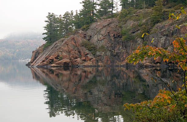 reflet - portage lake photos et images de collection