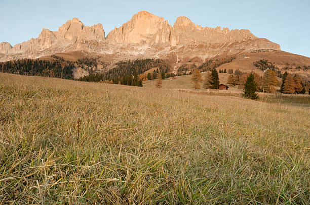 alpes dolomíticos, italia: catinaccio al atardecer - perspectiva de una rata fotografías e imágenes de stock