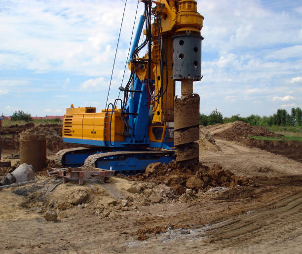 буровое оборудование - earth mover digging land bulldozer стоковые фото и изображения