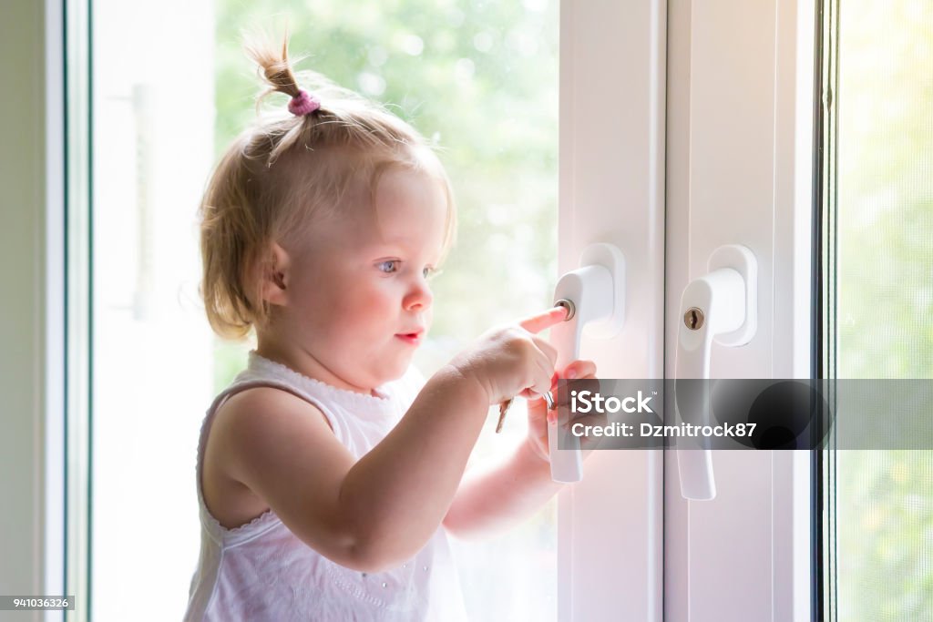 Photo libre de droit de Enfant Ouvre La Fenêtre Avec Serrure