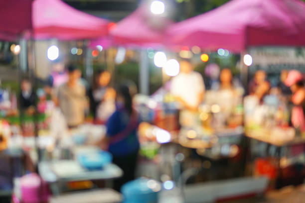 comida callejera borrosa vender por la noche. mercado de la colorida noche en tailandia. borrosa de fondo. - selling merchandise craft thailand fotografías e imágenes de stock
