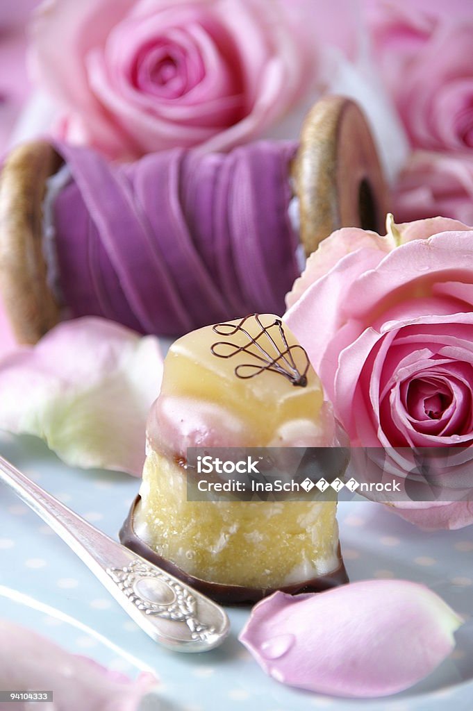 Torta e rose - Foto stock royalty-free di Ambientazione tranquilla