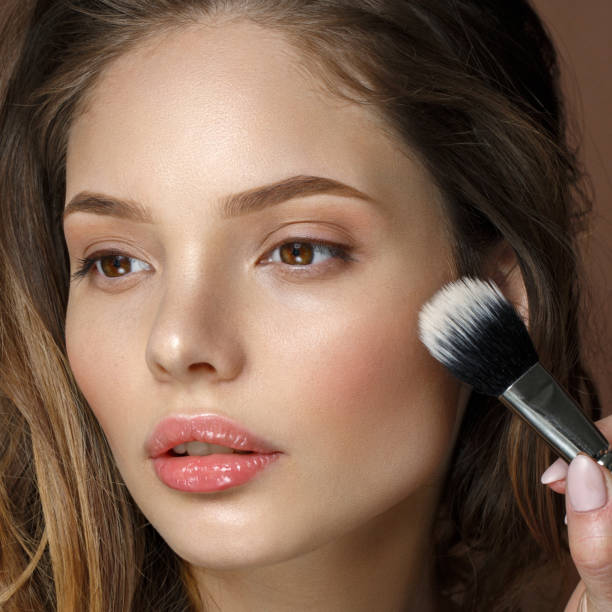 splendida donna che applica il make up - blush foto e immagini stock