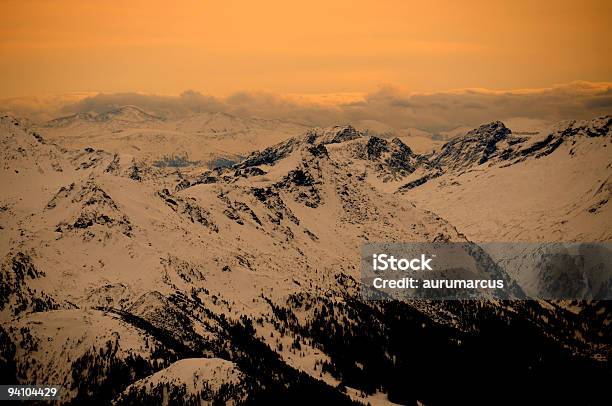 Photo libre de droit de Les Montagnes banque d'images et plus d'images libres de droit de Alpes européennes - Alpes européennes, Aube, Automne