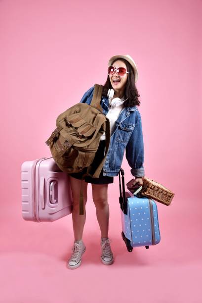 mulher asiática viajante transportar muita bagagem, menina feliz turista ter a viagem de férias alegres, muitas bagagens, mala e mochila, saco depósito serviço a sorrir. - tourist backpack smiling cheerful - fotografias e filmes do acervo