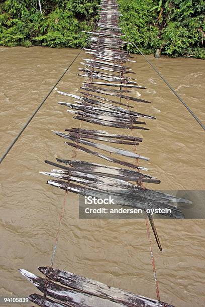 Roto Puente Colgante De Madera Foto de stock y más banco de imágenes de Puente - Estructura creada por humanos - Puente - Estructura creada por humanos, Roto, Agua