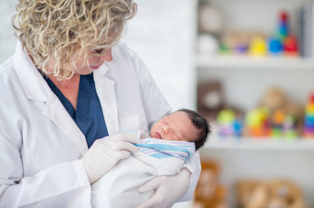 istock Doctor With Newborn 941058914