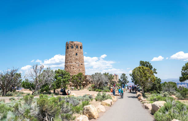 turismo estivo negli stati uniti. turisti nel grand canyon village, grand canyon national park, arizona, usa - north american tribal culture grand canyon indian culture navajo foto e immagini stock