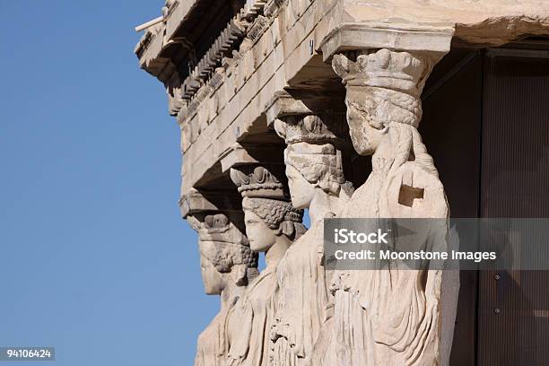 ポーチの Caryatids でアテネギリシャ - アテナイのアクロポリスのストックフォトや画像を多数ご用意 - アテナイのアクロポリス, アテネ, イオニア式