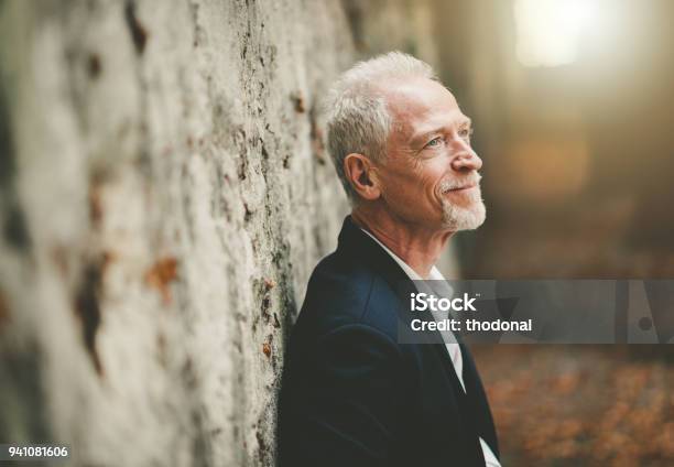 Porträt Von Schöner Reifer Mann Lichteffekt Stockfoto und mehr Bilder von Alter Erwachsener - Alter Erwachsener, Senioren - Männer, Porträt