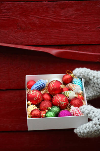 box of christmas decorations agains red background - 16605 imagens e fotografias de stock