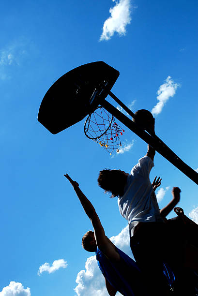 sylwetki ulicy koszykówka - men jumping mid air air pump zdjęcia i obrazy z banku zdjęć