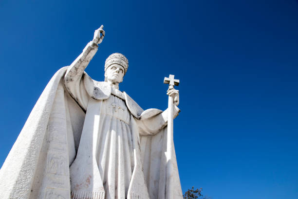 estatua del papa pío xii - we have a pope fotografías e imágenes de stock