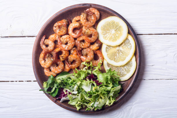 insalata con lattuga, limone e gamberi - lattuce foto e immagini stock