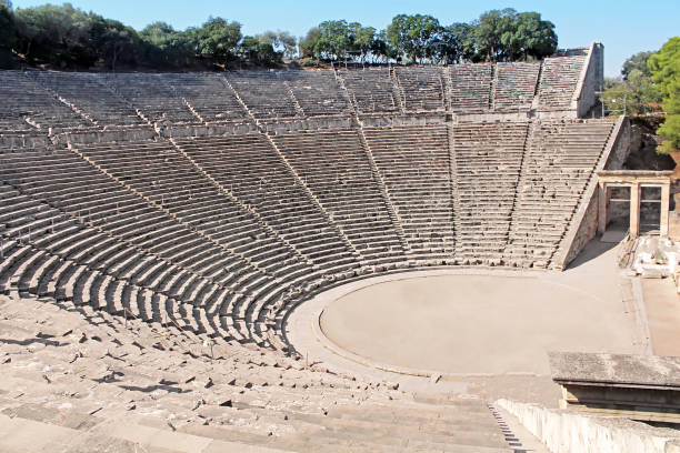 starożytny teatr epidaurus, grecja - epidaurus greece epidavros amphitheater zdjęcia i obrazy z banku zdjęć