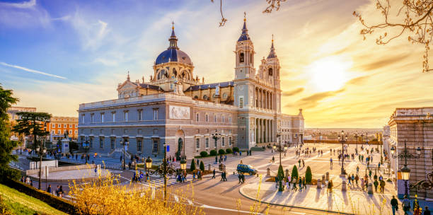 cattedrale di madrid - palazzo reale foto e immagini stock