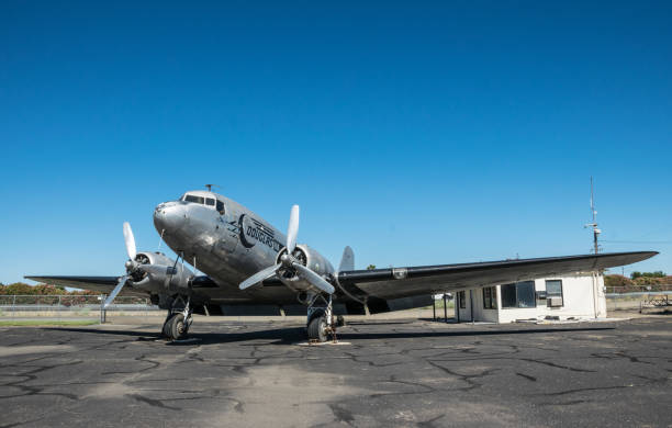 비행장의 활주로에 오래 된 더글러스 dc-3 비행기. 미국의 역사 - image created 1940s image created 1950s 1940s style dc3 뉴스 사진 이미지