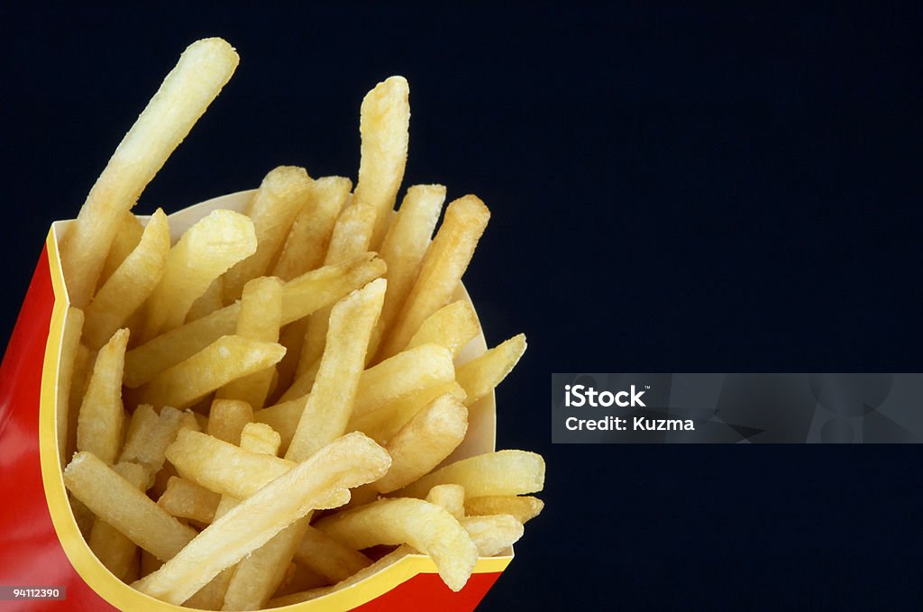Картофель фри на черный - Стоковые фото Без людей роялти-фри