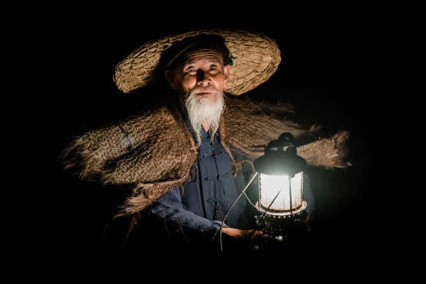 portrait de pêcheur traditionnel chinois li river chine - rivière lee photos et images de collection