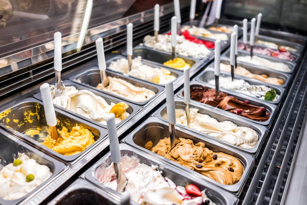lody mrożone jogurt kolorowe obsługujących lady salon z wielu smaków scoopable, sorbet, czekolada, polewy, kawa - gelato zdjęcia i obrazy z banku zdjęć