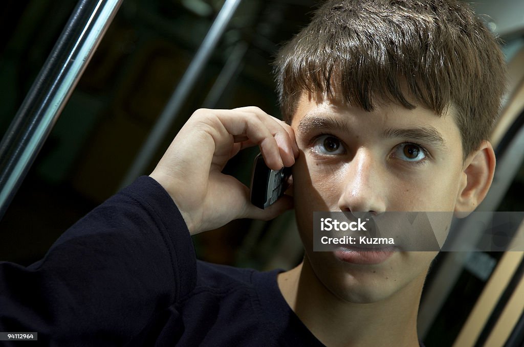teenboy avec téléphone portable en métro - Photo de 14-15 ans libre de droits