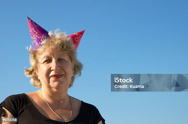 Frau Von Birhtday Party Stockfoto und mehr Bilder von Achtlos - Achtlos, Aufführung, Blau