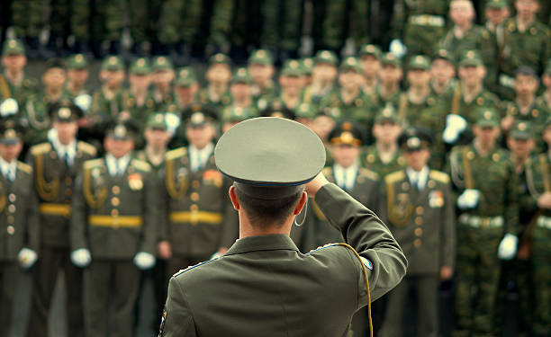 tir à pression militaire d'officier - général photos et images de collection