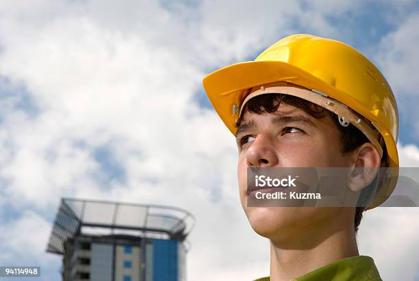 Photo libre de droit de Jeune Builder banque d'images et plus d'images libres de droit de Casque - Casque, Jaune, Protection