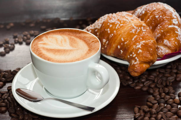 brioches avec cappuccino - cafe breakfast coffee croissant photos et images de collection