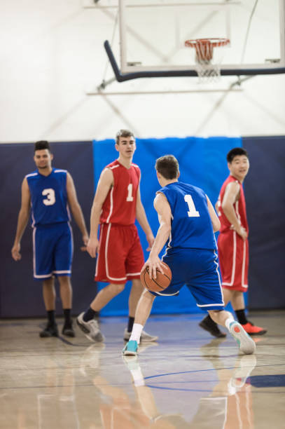 istock Action-Packed Boy's High School Basketball Game 941175518