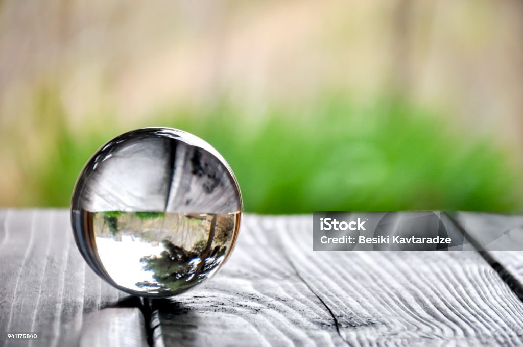 Bola de cristal en una mesa de madera - Foto de stock de Espejo de mano libre de derechos