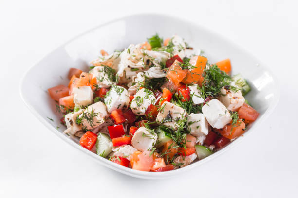 греческий салат. овощ с сыром, зеленый салат, с помидорами черри, сыром фетта, красным луком и смешанной зеленью - fetta cheese стоковые фото и изображения